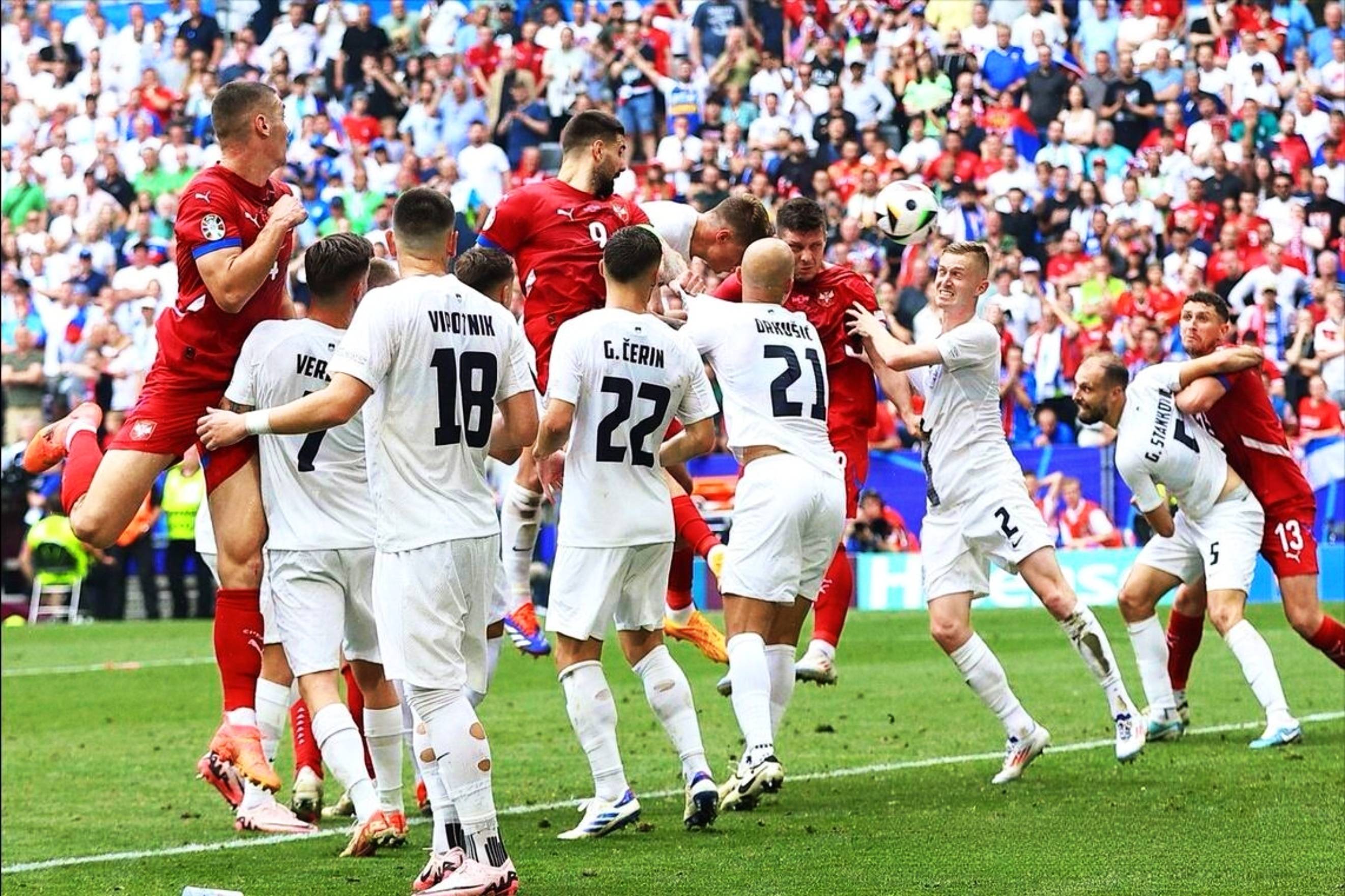 包含斯洛文尼亚足球队在国际比赛中一路领先的词条