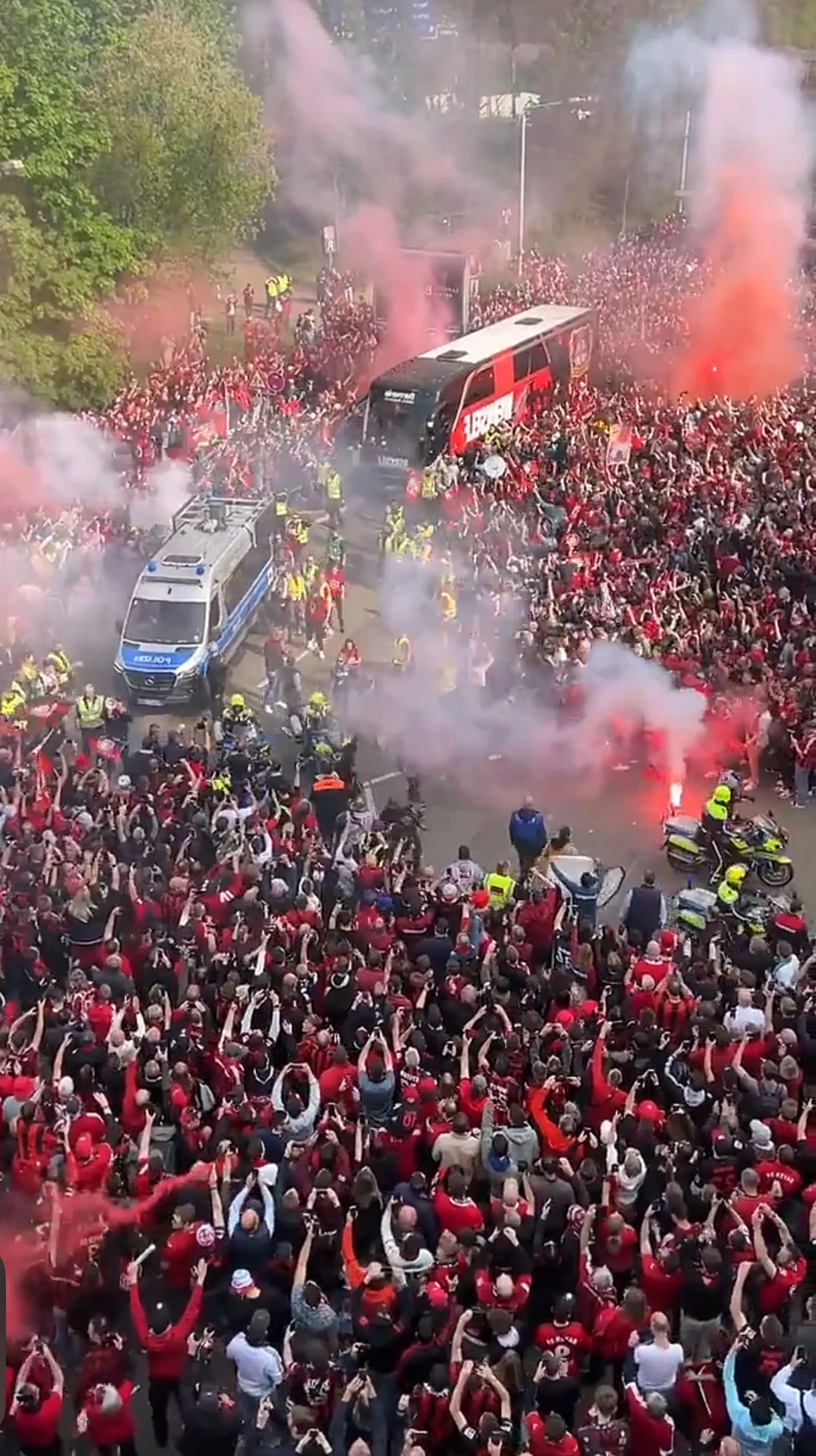 夺顶冠：勒沃库森领跑德甲积分榜